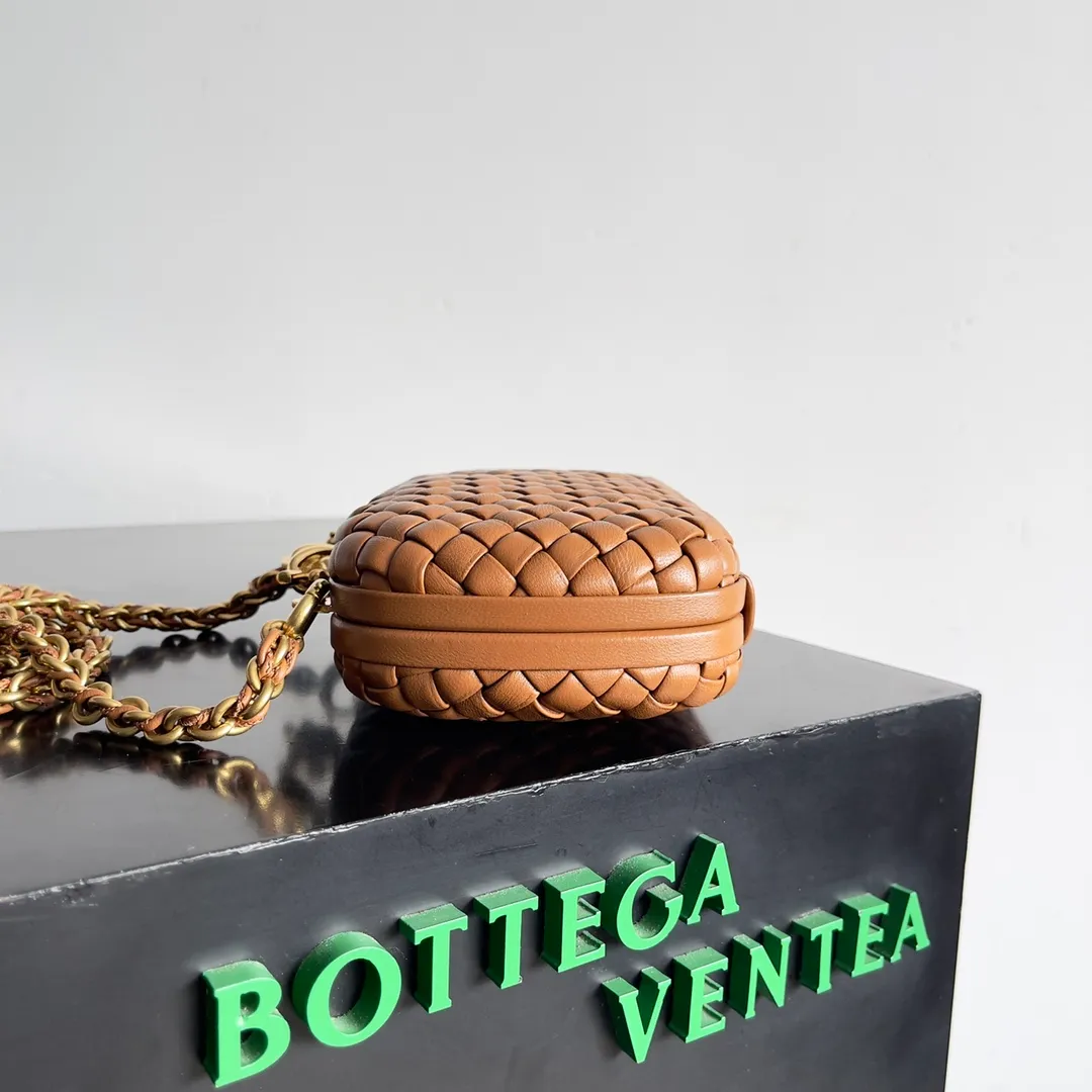 Batch 2260 BOTTEGA VENETA KNOT evening bag chain version for women is now on the market! Delicate and elegant, soft and powerful, this bag is definitely a representative of intellectual women. As an evergreen model of BV, the blessing of the chain is the icing on the cake. The classic weaving once again interprets the unique craftsmanship (the chain can be disassembled separately). Style number: 776662 Size: 19*11.5*5cm